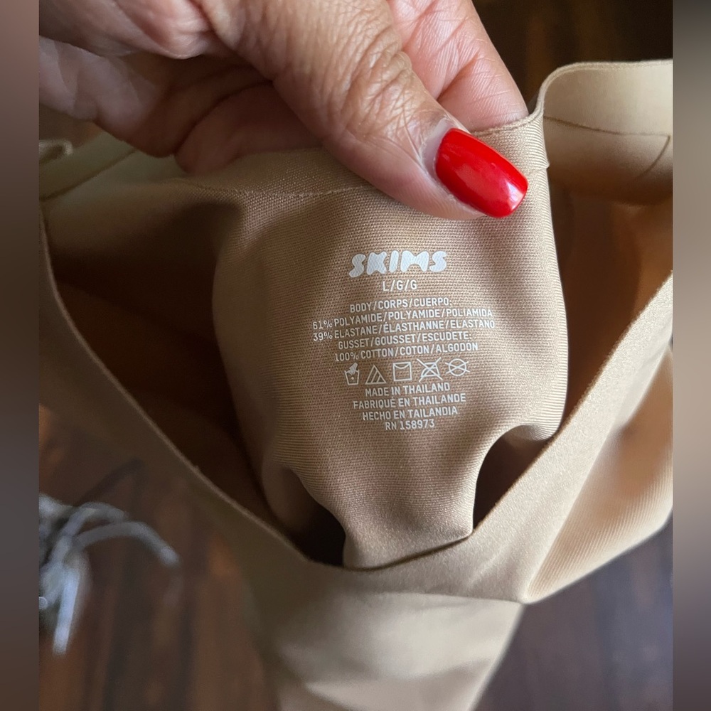 SKIMS Body Unlined Plunge Bodysuit in Clay - Picture 4 of 4